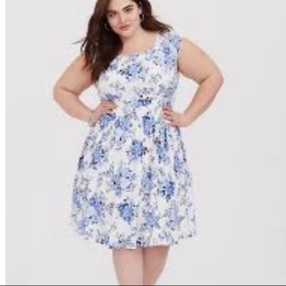 White floral open back dress from Torrid, size 1